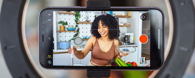 A Evolução do Influenciador Digital: Carreira Promissora, Independência Financeira e Impacto no Comportamento do Consumidor